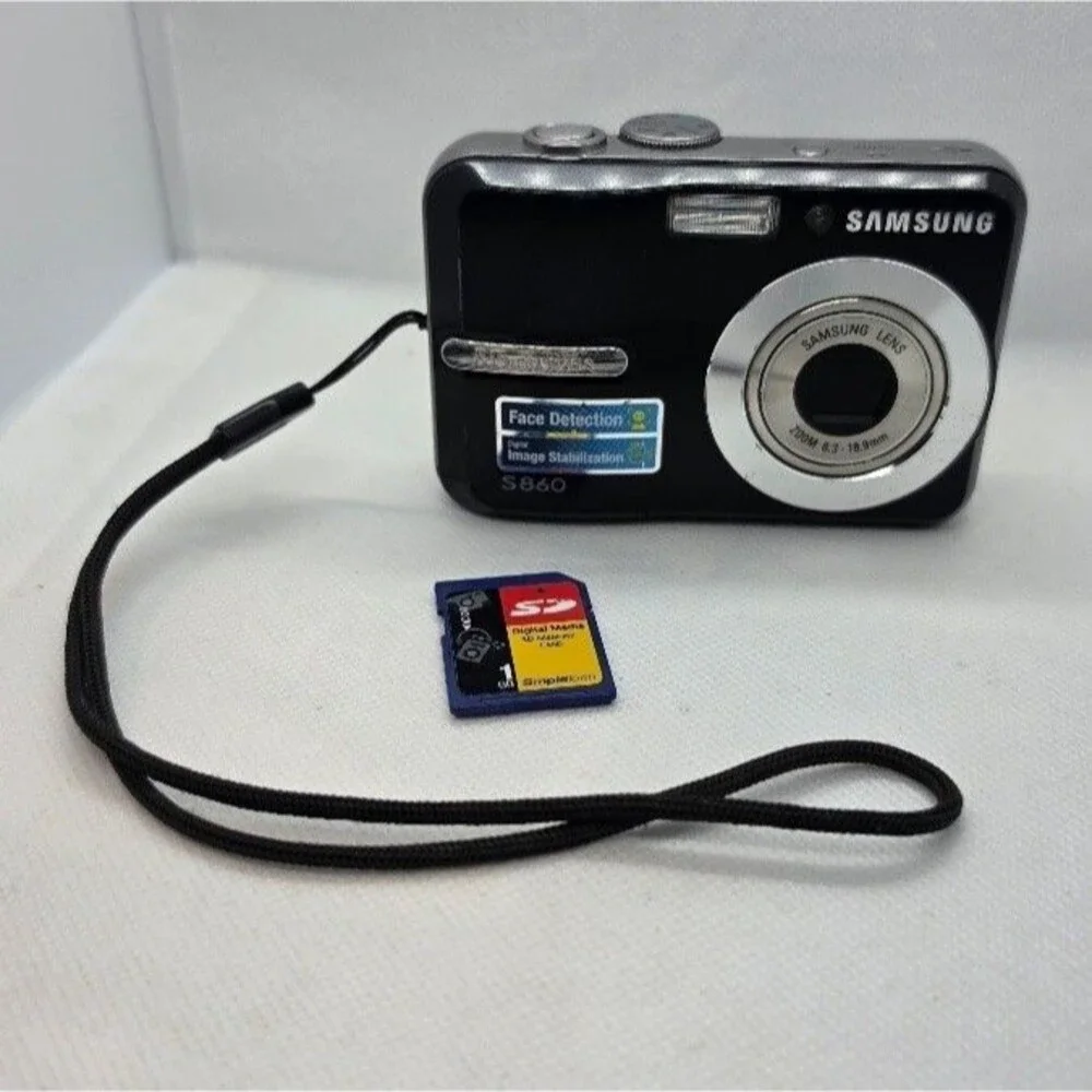 Samsung S860 Compact Digital Camera 2GB SD Card (Screen Blur)